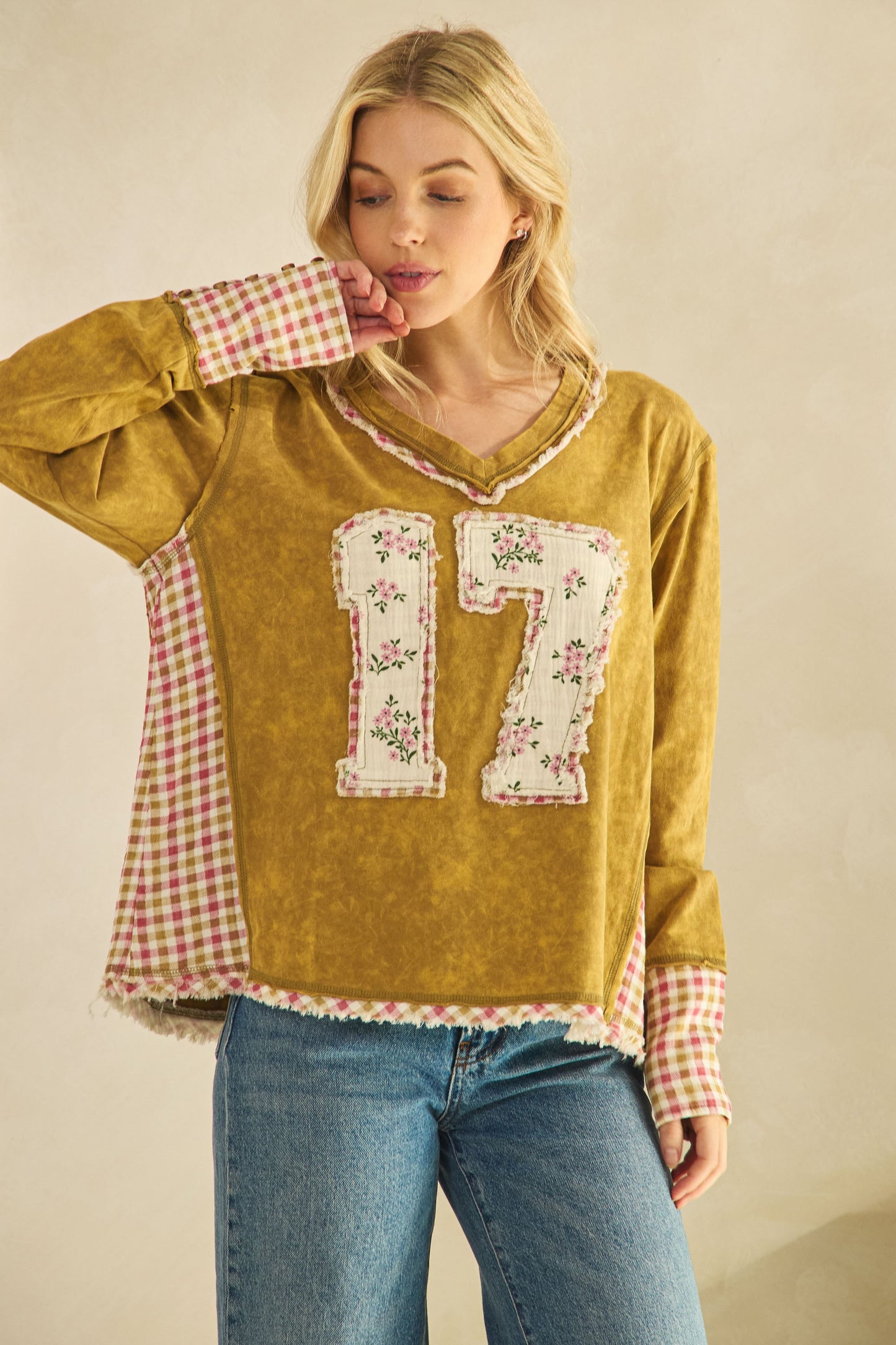 Vintage "17" V-Neck