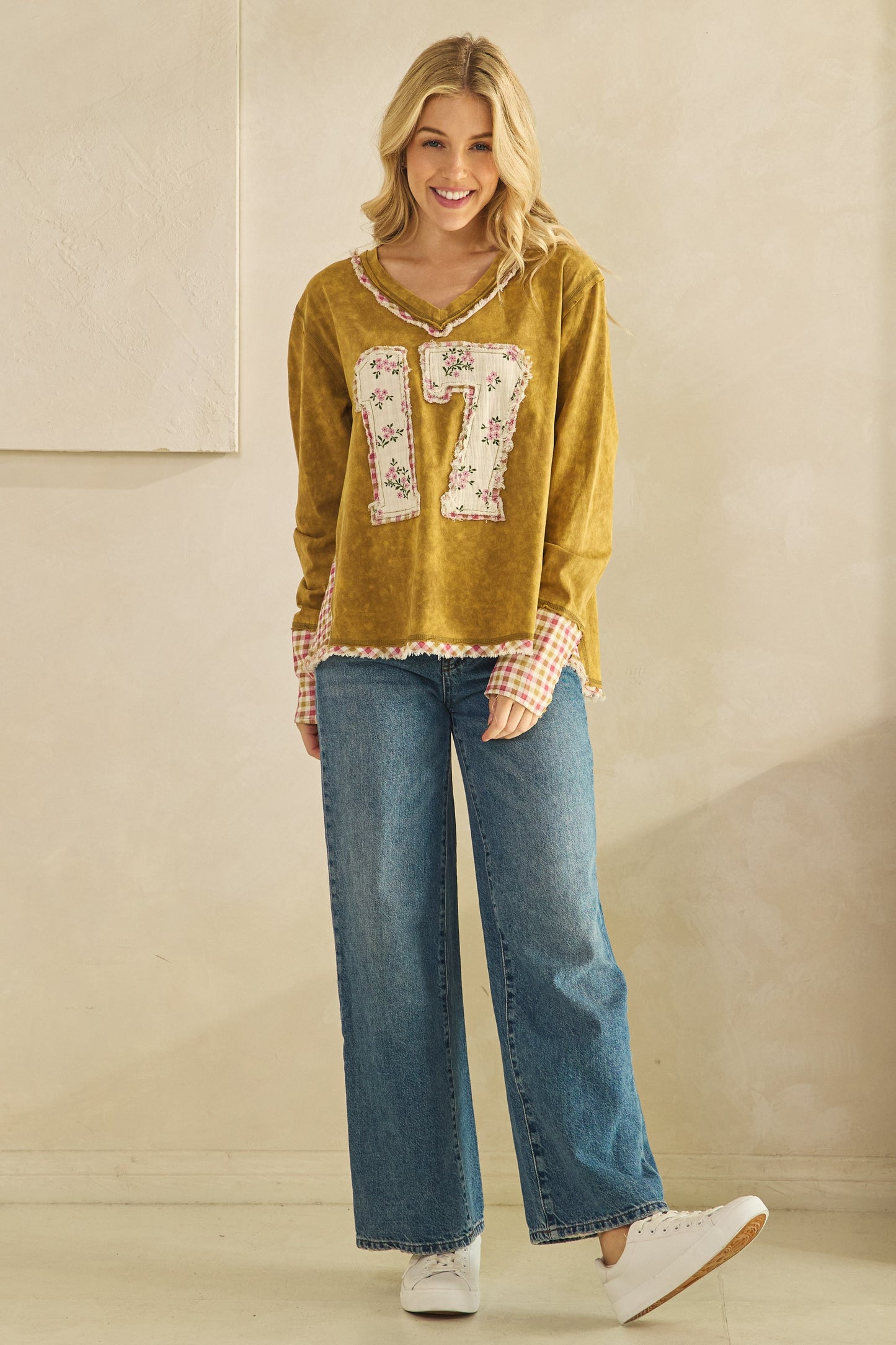 Vintage "17" V-Neck